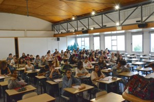 Salle pleine et captivée