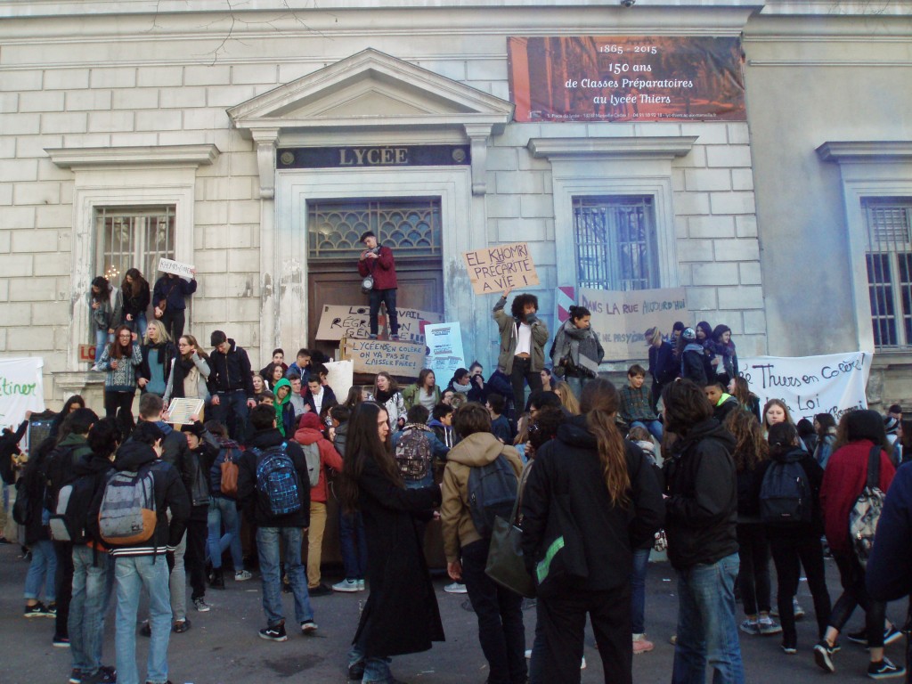 DR: Dispersion des troupes sur la place