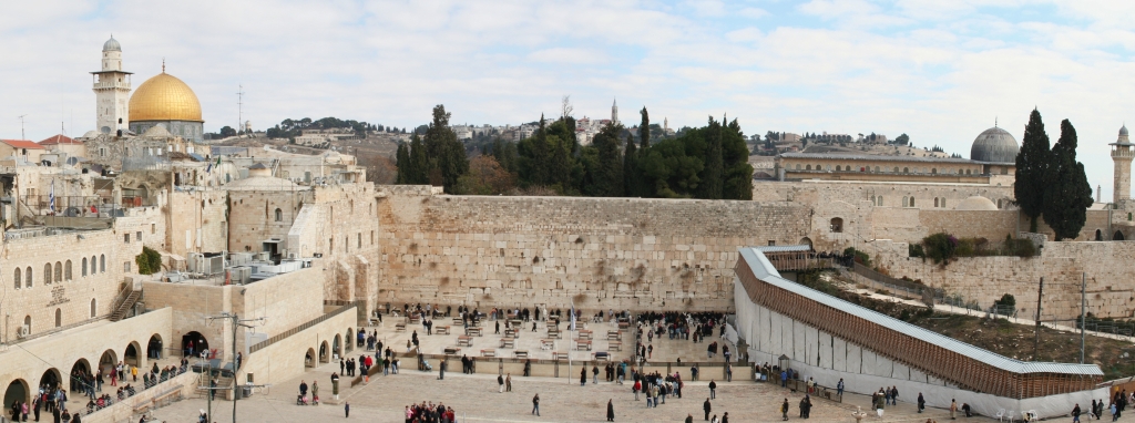 Wikimediacommons - Le Mur des Lamentations dans la vieille ville de Jérusalem. À l’arrière-plan la Mosquée al-Aqsa à droite et le Dôme du Rocher à gauche.