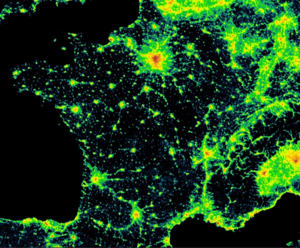 Carte de la pollution lumineuse en France, on voit que le littoral méditerranéen est particulièrement touché par cette pollution
