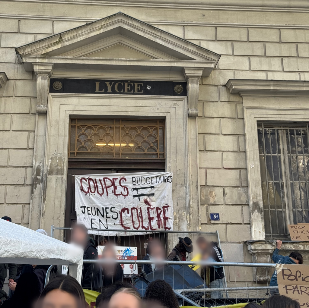 BLOCUS À THIERS CONTRE LE BUDGET DE GUERRE ET LE CHOC DU RN BLOCUS À THIERS CONTRE LE BUDGET DE GUERRE ET LE CHOC DU RN